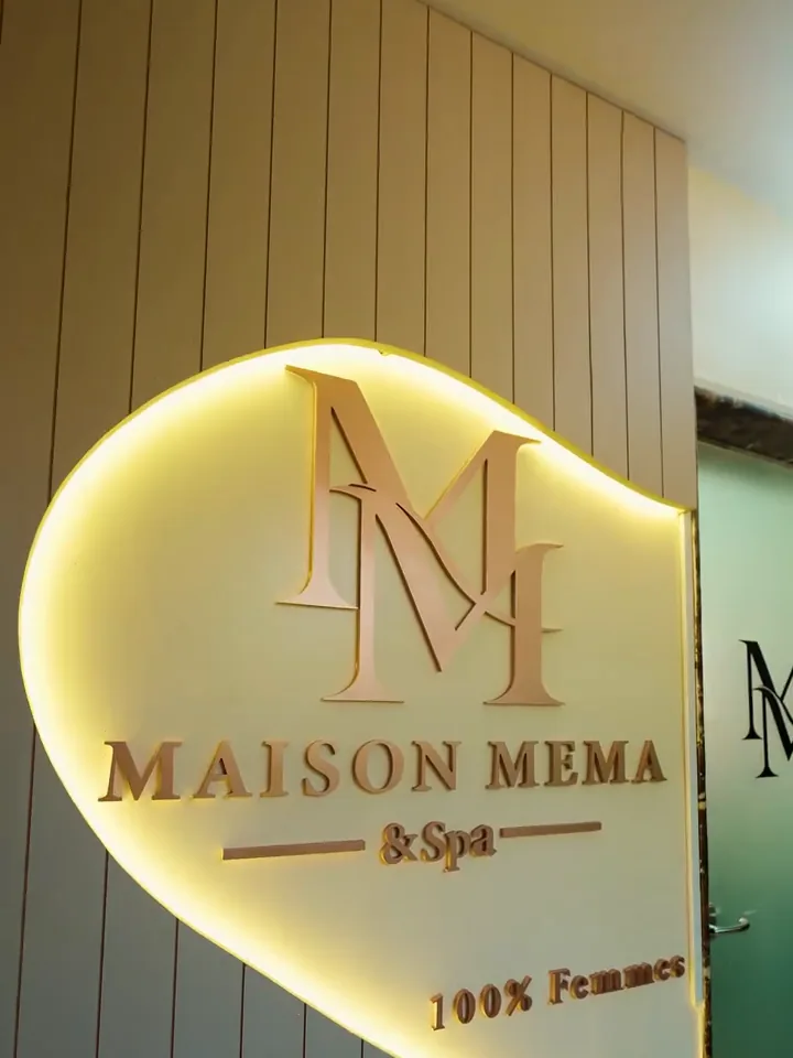 L'enseigne lumineuse de Maison MeMa à l'entrée, avec la mention 100 % femmes