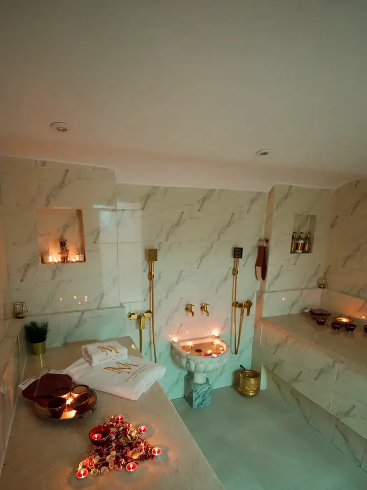 Le hammam de Maison MeMa, murs en marbre blanc et bougies