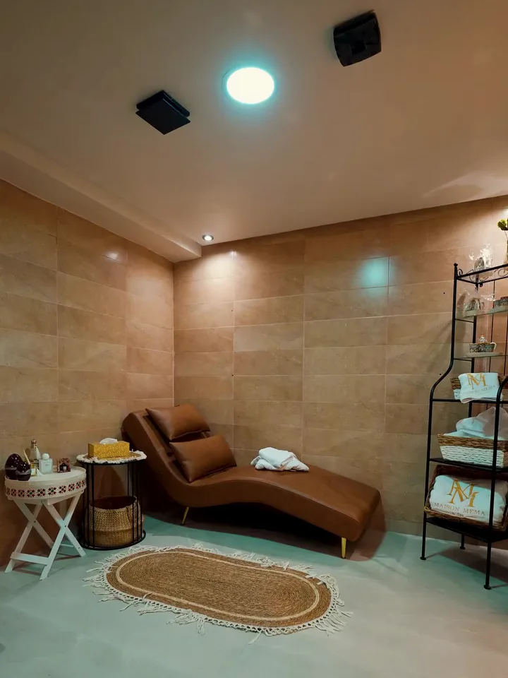 La salle de repos du hammam, méridienne en cuir et tapis tressé