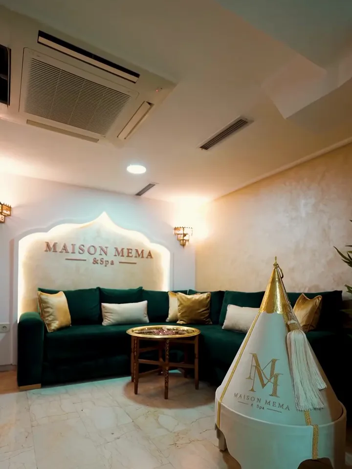 Salon marocain en velours vert sous le logo de la maison