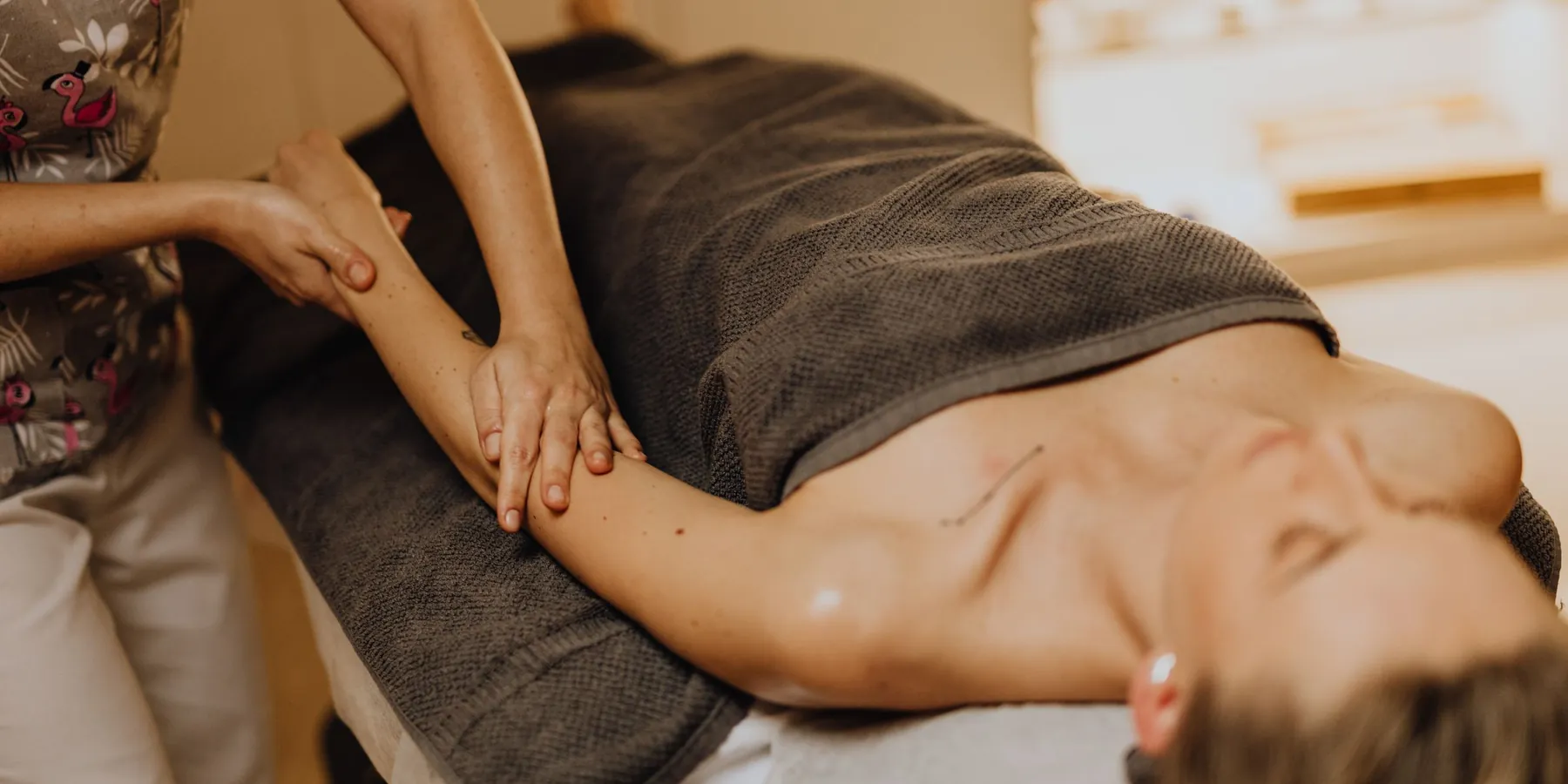 Massage du bras en cabine de spa, serviette blanche